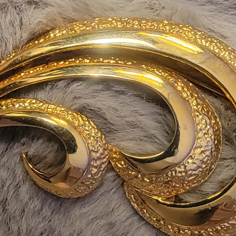 Casual Corner Gold Textured Brooch